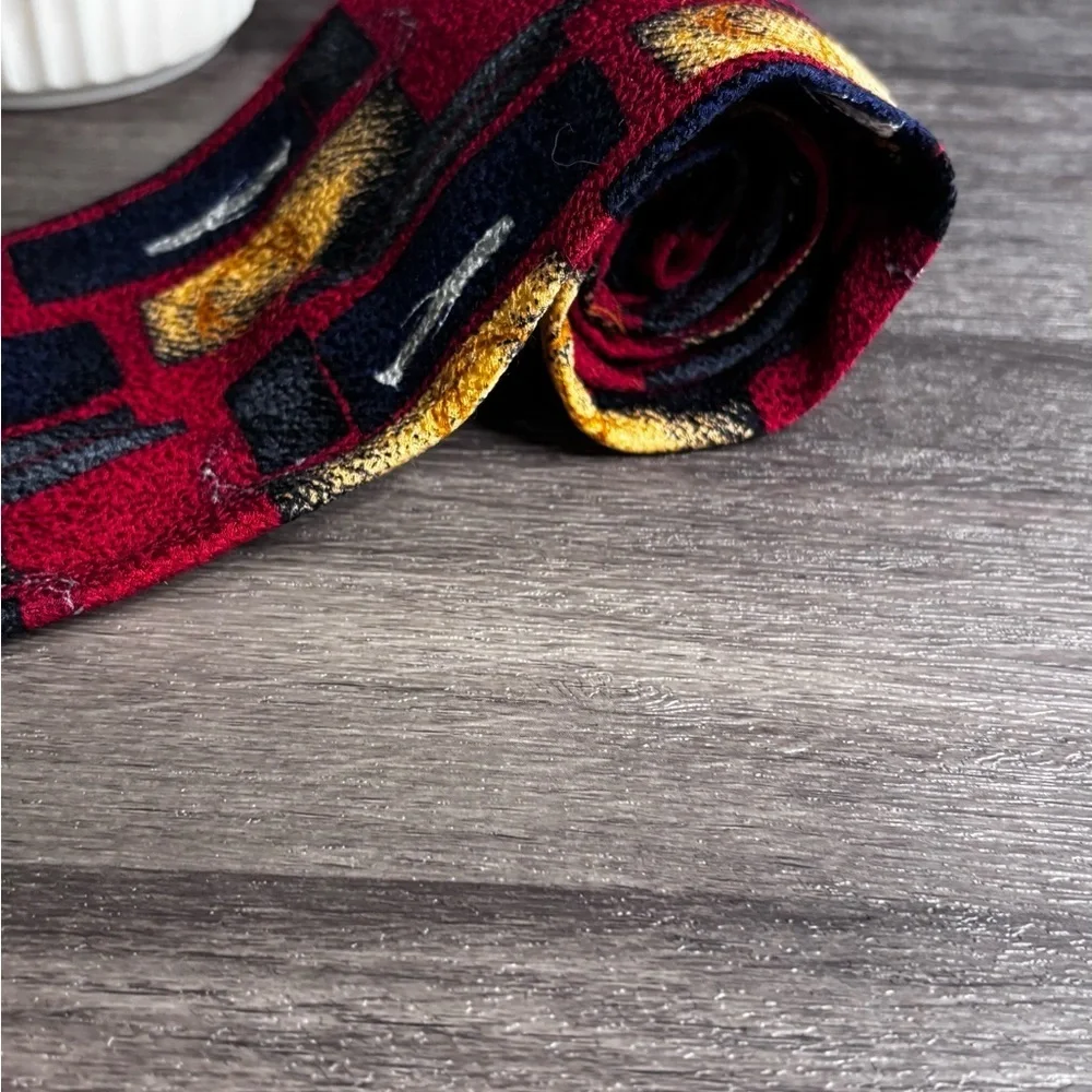 Stylish Red and Black Patterned Tie